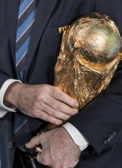 El trofeo de la Copa del Mundo que será entregado al ganador del torneo del próximo año.