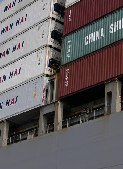 Un miembro de la Armada ecuatoriana realiza un patrullaje de seguridad y vigilancia en el puerto de Guayaquil, Ecuador, el 5 de febrero de 2025. Ecuador celebrará elecciones presidenciales el 9 de febrero.