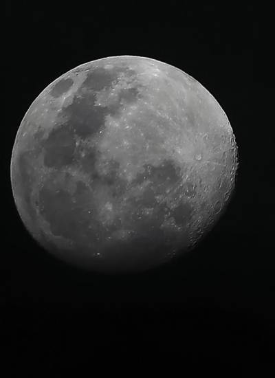 Detalle de la luna vista desde Quito, hoy viernes, a dos días del eclipse del próximo domingo 15 de mayo.