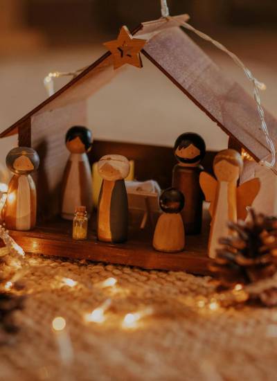 Tradicional pesebre de madera.