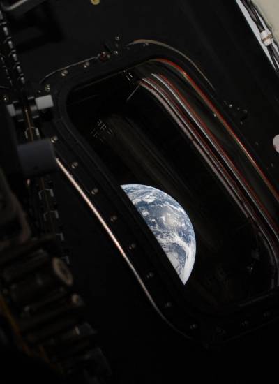 Esta fotografía, facilitada por la NASA, muestra una vista de la Tierra tomada por el astronauta de la NASA y comandante de Artemis II, Reid Wiseman, desde una de las cuatro ventanas principales de la nave espacial.