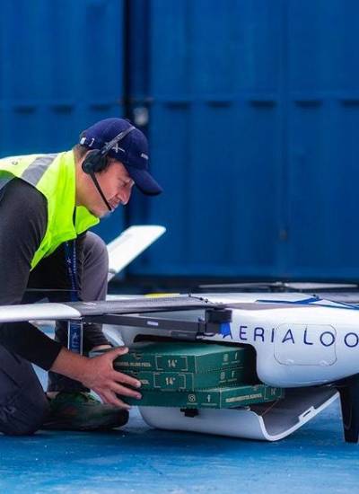 Operador de la empresa Aerialoop ingresa varios paquetes a un dron.