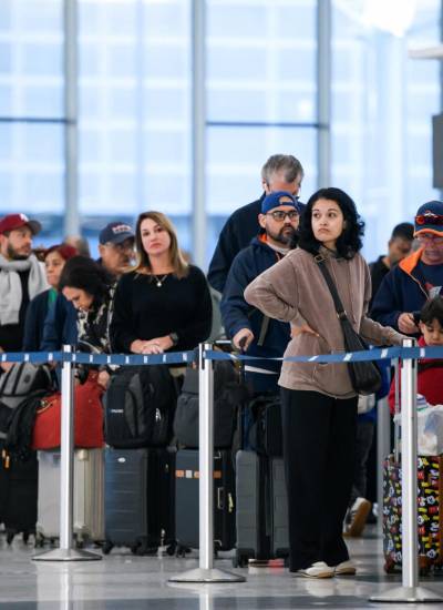 Personas esperan en la fila de un control de seguridad en el Aeropuerto Intercontinental George Bush en Houston, Texas, el 4 de noviembre de 2025.