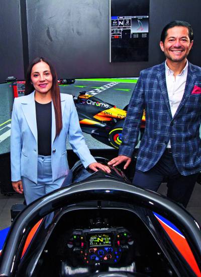 Juan José, junto a su esposa Lizeth Veloz.