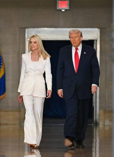 El presidente de Estados Unidos, Donald Trump, y la fiscal general, Pam Bondi, llegan para hablar en el Departamento de Justicia en Washington, DC, el 14 de marzo de 2025.
