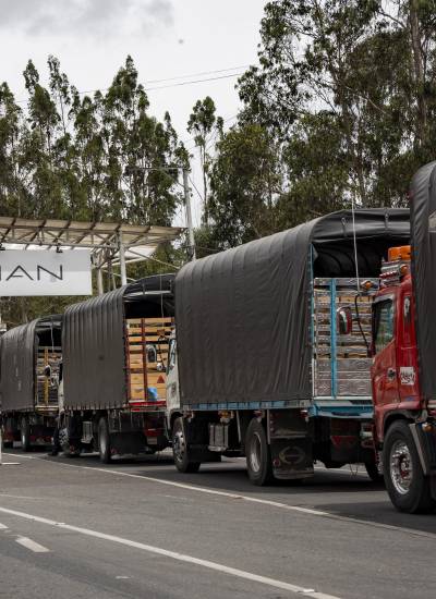 Camiones hacen fila para cruzar el Puente Internacional Rumichaca en la frontera entre Colombia y Ecuador, en Ipiales, departamento de Nariño, Colombia, el 21 de enero de 2026.