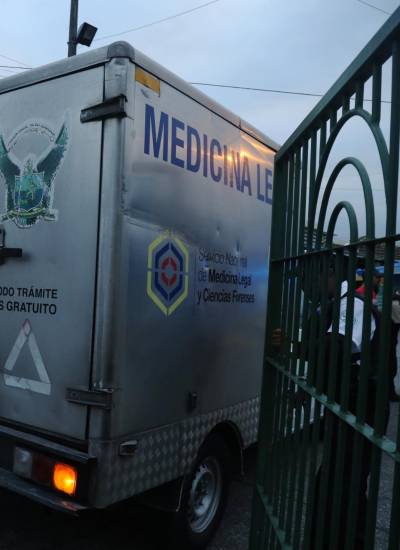 Fotografía referencial de un camión de Medicina Legal.