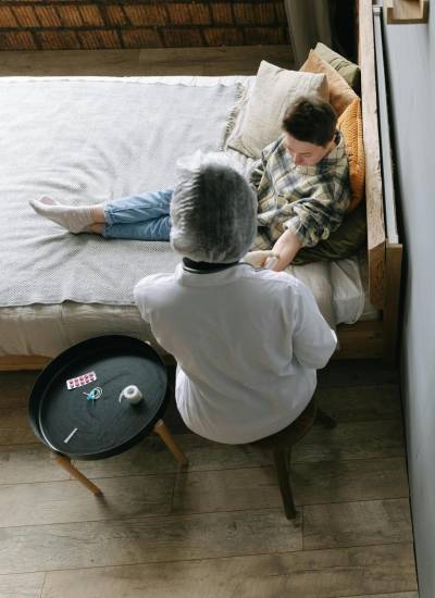 Imagen referencial de una paciente recibiendo tratamiento.