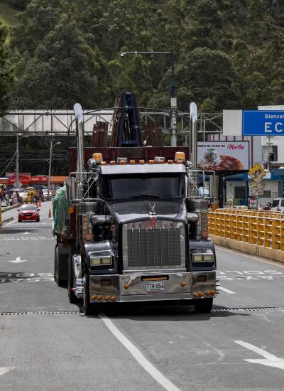 Un camión cruza el puente internacional de Rumichaca en la frontera entre Colombia y Ecuador, en Ipiales, departamento de Nariño, Colombia, el 21 de enero de 2026.