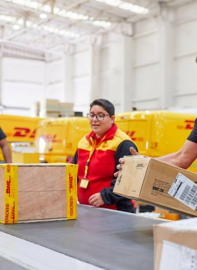 DHL Ecuador optimizó rutas y amplió su capacidad de distribución para atender la creciente demanda del comercio electrónico, según el Estudio de Transacciones No Presenciales en Ecuador.