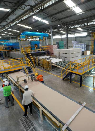 La planta de GypTech produce anualmente cinco millones de metros cuadrados de placas de gypsum.