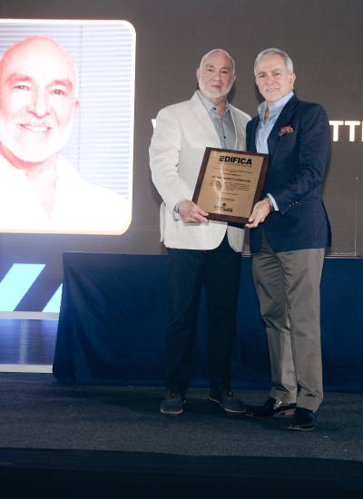 Víctor Ferretti Cordovez recibe condecoración por parte de Ricardo Baquerizo, presidente de Expoplaza.
