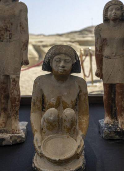 El mediático arqueólogo Zahi Hawass anunció el descubrimiento de cuatro tumbas de faraones y de una momia de más de 4.000 años en Saqqara, cerca de El Cairo.