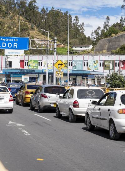El puente internacional Rumichaca es el principal cruce fronterizo formal entre Colombia y Ecuador, en la provincia de Carchi. La frontera norte tiene una longitud terrestre de más de 580 kilómetros.