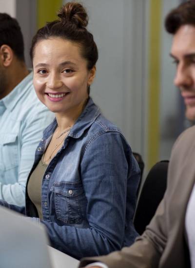 Imagen referencial que muestra a personas trabajando.