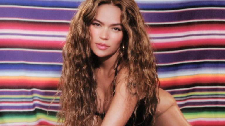 Karol G enfrenta dos momentos inesperados en pleno concierto: una fan habló de Shakira y un hombre irrumpió en el escenario