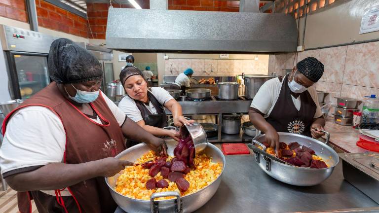 8M: La historia de mujeres que combate el hambre de 315 niños en Cristo del Consuelo, Guayaquil