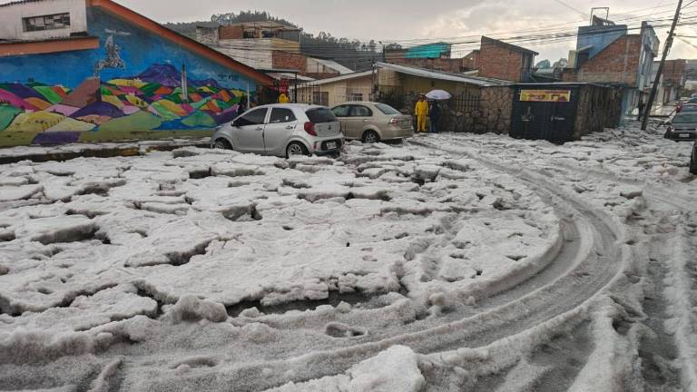 Lluvias intensas con granizo inundaron las calles de Ibarra y Tulcán