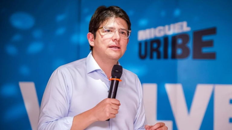 Senador y precandidato presidencial Miguel Uribe, en un mitin político.