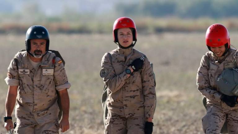 La princesa Leonor saltó en paracaídas como parte de su formación militar: es la primera de la Familia Real Española en hacerlo