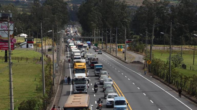 Feriado de Carnaval: vía Alóag–Santo Domingo será unidireccional este martes 17 de febrero