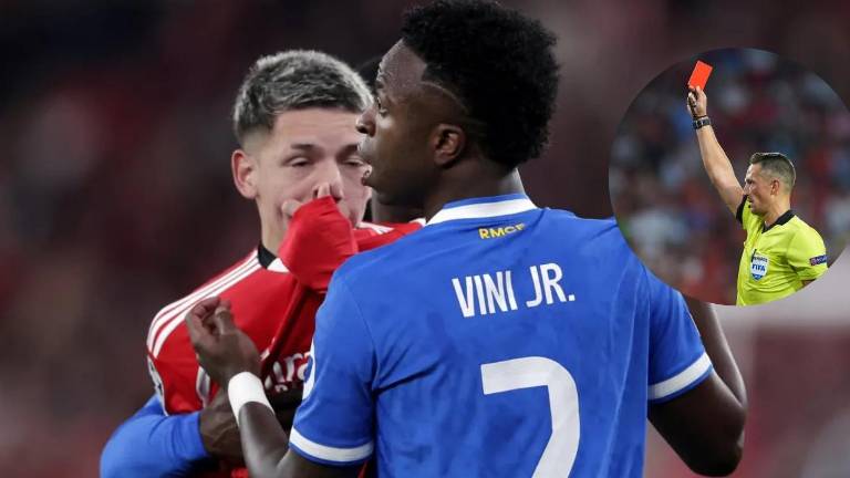 IFAB aprueba ley que permite expulsar a los futbolistas por taparse la boca para insultar.