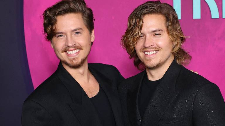 Dylan Sprouse revela el insólito motivo detrás de la gran cantidad de gemelos en su familia