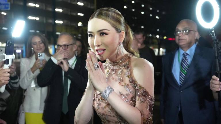 Emiten orden arresto para Anne Jakkaphong, copropietaria de Miss Universo