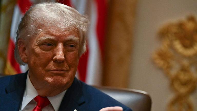 Donald Trump reacciona durante una reunión de gabinete en la Casa Blanca en Washington. Una iniciativa republicana propone que el actual presidente estadounidense sea el rostro de un nuevo billete de USD 250.