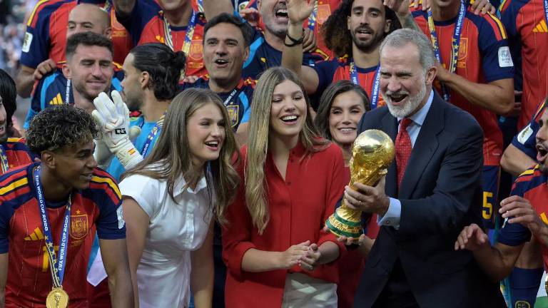 La princesa Leonor y la infanta Sofía vuelven a posar con la Copa del Mundo 16 años después