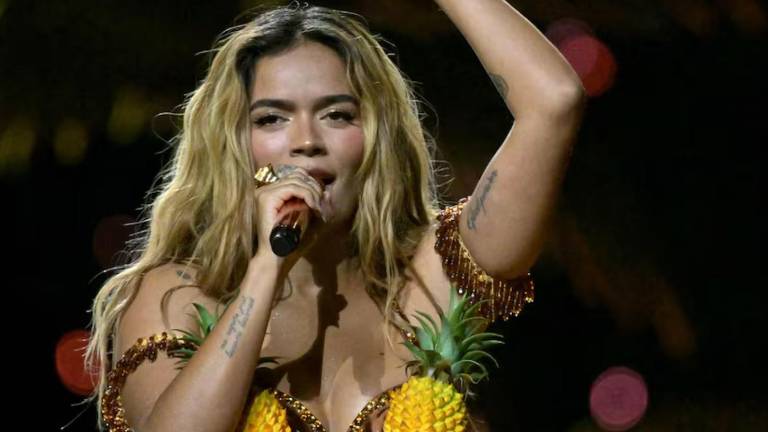 Karol G regaló una luna de miel a una pareja de fanáticos en el inicio de su gira
