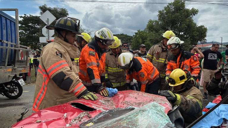 Siniestro en la vía a la Costa deja dos muertos y tres heridos en Guayaquil
