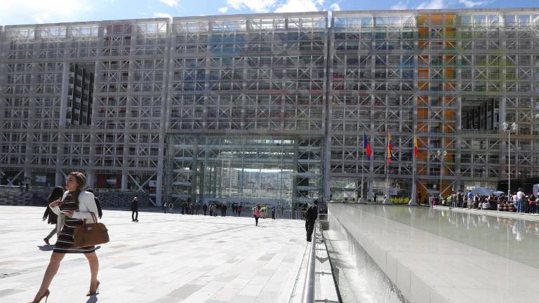 Ecuador registra el riesgo país más bajo desde el 2014, a la par del anuncio de un segundo ajuste al tamaño del Estado