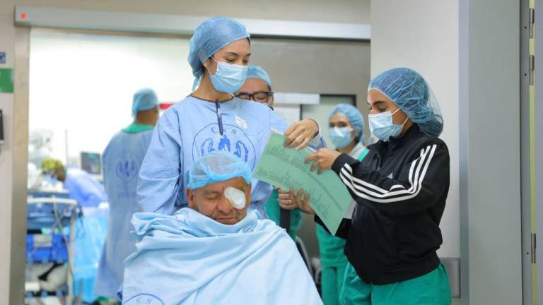 Panamá abre convocatoria para médicos extranjeros ante déficit de especialistas