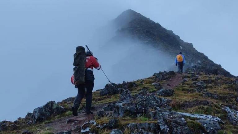 Rescate de montañistas alcanzados por una descarga eléctrica en el volcán Corazón.