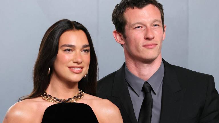Dua Lipa se casó con Callum Turner y sorprendió con un look nupcial fuera de lo convencional