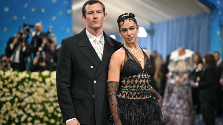 La cantante británica Dua Lipa confirmó su compromiso con el actor Callum Turner en una entrevista con British Vogue.