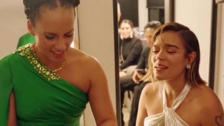 Karol G canta con Alicia Keys en un íntimo momento y el video se vuelve viral