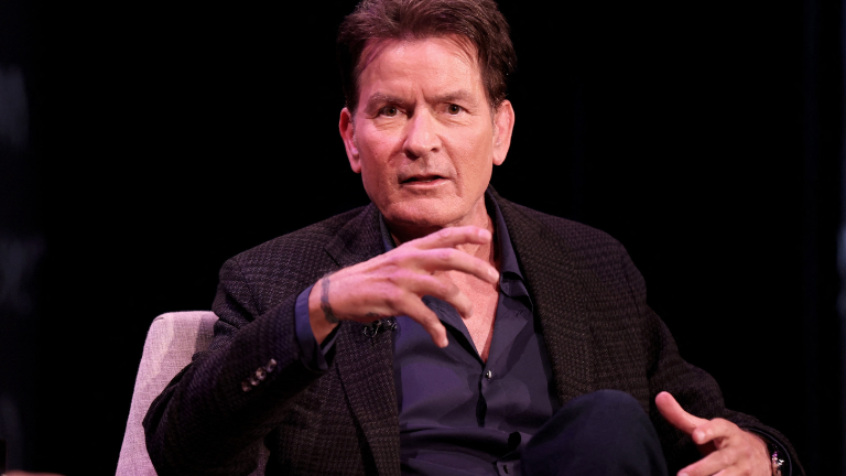 Charlie Sheen revela cómo su padre lo entregó a la policía durante su etapa más oscura