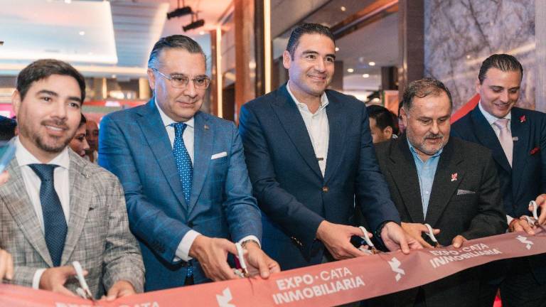 Corte de cinta del evento Expo Cata Inmobiliaria, realizado en Guayaquil y que reunió a importantes actores del sector de las bienes raíces.