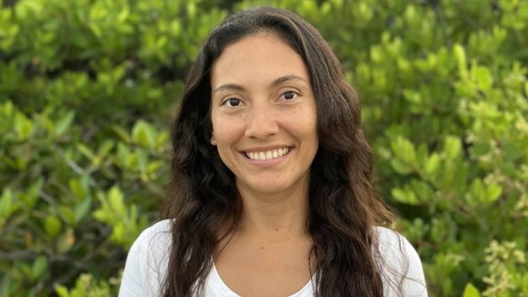 Ecuatoriana Paola Sangolquí es premiada con el 'Oscar verde' en Londres por proteger aves de Galápagos