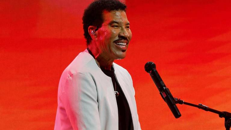 Lionel Richie permanece hospitalizado mientras médicos investigan un posible problema cardíaco