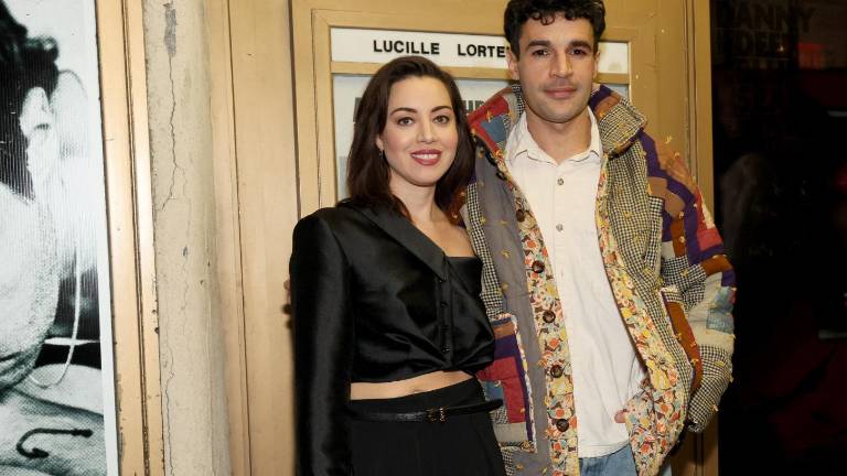 Aubrey Plaza está embarazada de su novio Chris Abbott, un año después de la muerte de su esposo