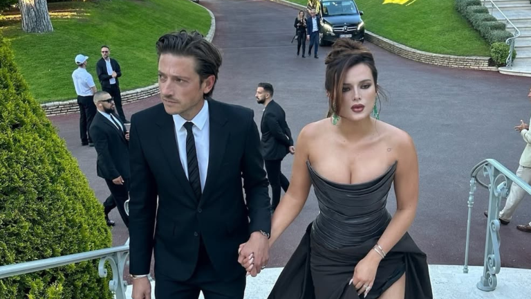 Bella Thorne sorprendió al proponer matrimonio a Mark Emms en una romántica escena.