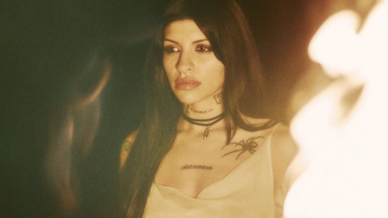 Cazzu rompe en llanto durante el inicio de su gira internacional en Argentina