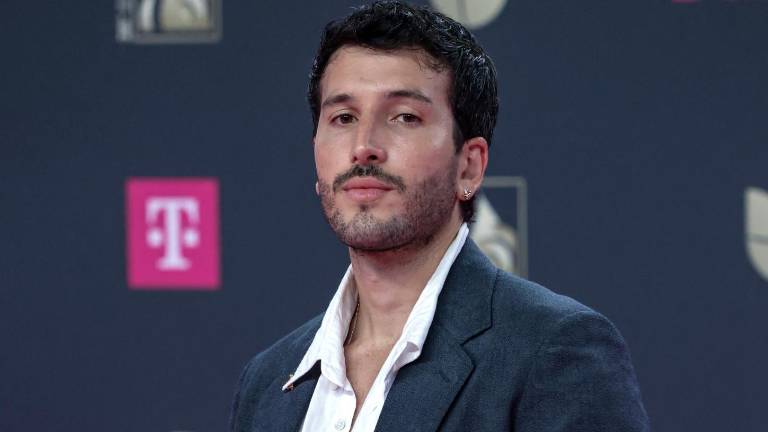 Sebastián Yatra revela que duerme con sus padres cada vez que los visita por este conmovedor motivo