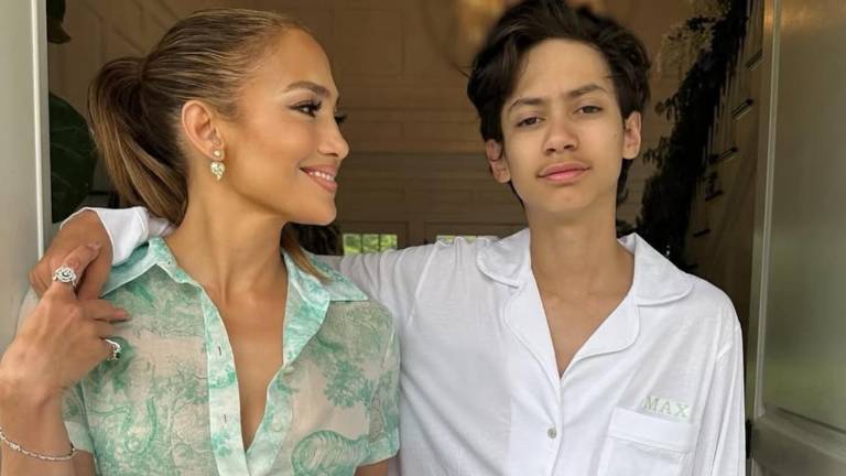 Jennifer Lopez se emociona hasta las lágrimas durante la graduación de su hijo Max