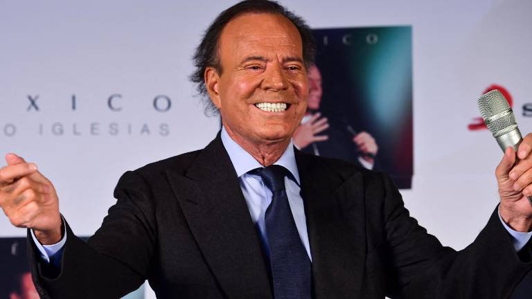 Julio Iglesias comparte mensajes con excolaboradoras en su defensa ante acusaciones de acoso sexual