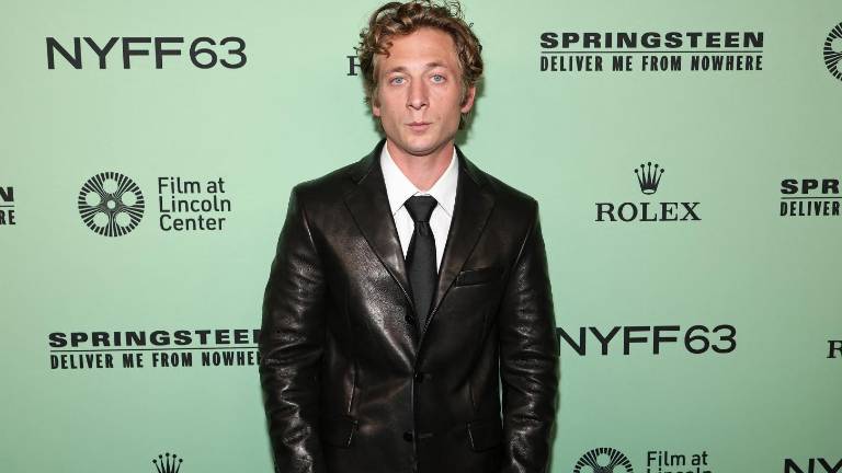 Jeremy Allen White sorprende al elogiar a Rosalía más de un año después de su separación