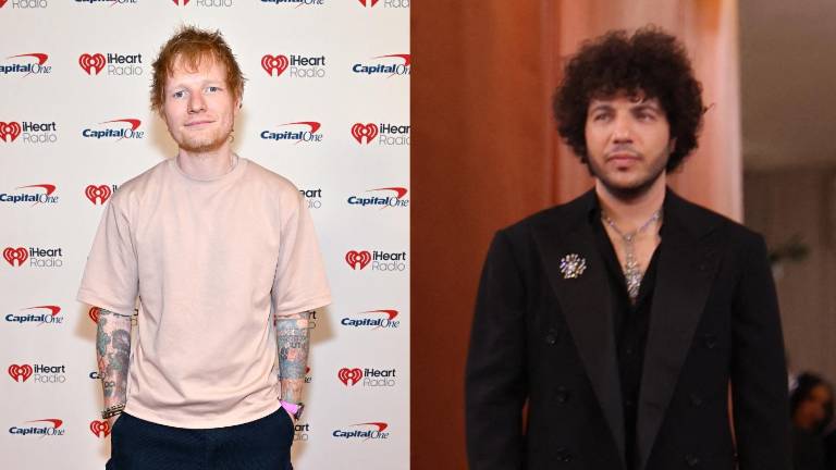 Benny Blanco responde con humor a las críticas sobre su higiene tras viralizarse imágenes de sus pies.